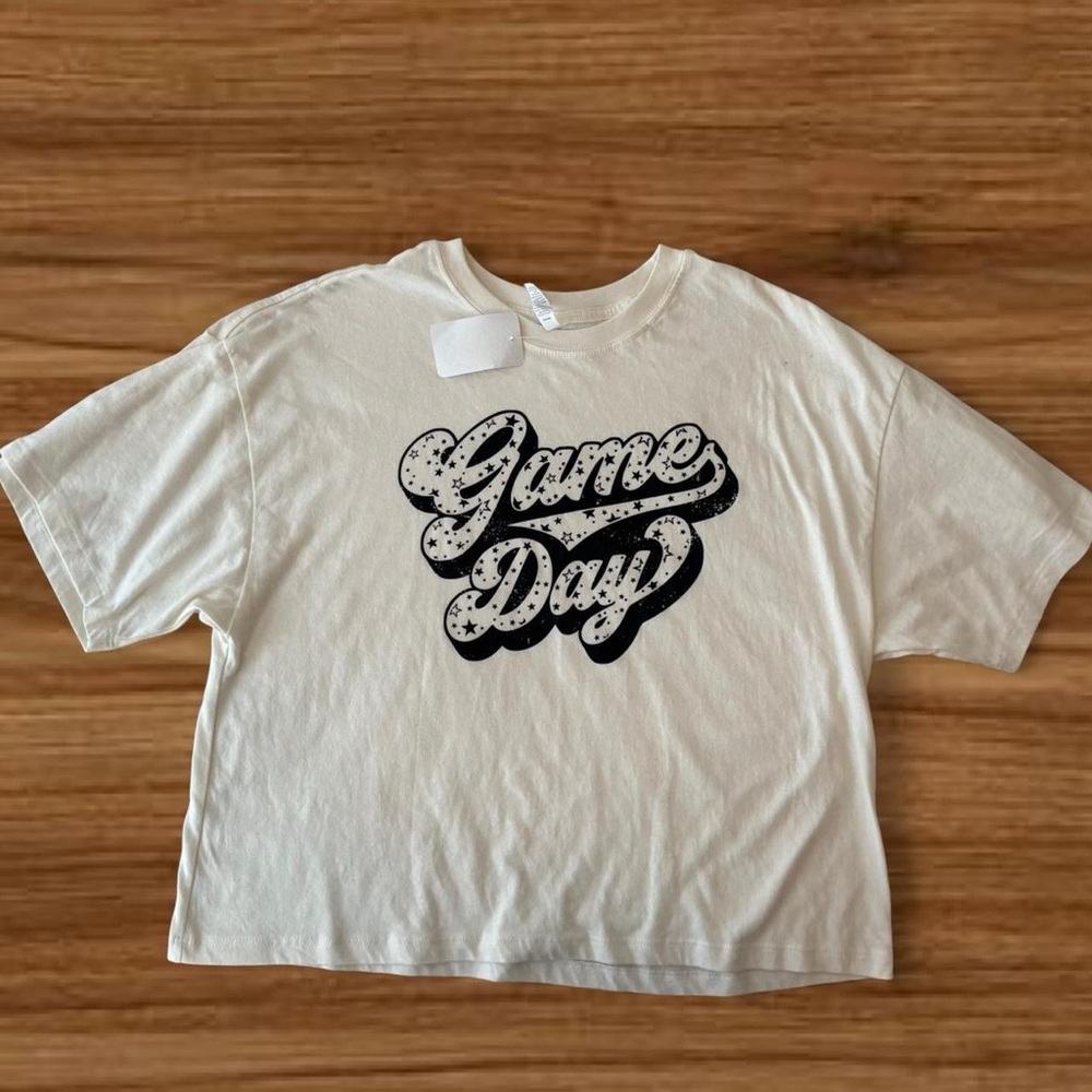 !! NWT !! “Game Day” graphic cropped tee.